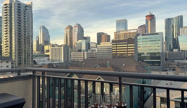Stylish DT Views at Stampede w/Free Parking, AC in Calgary