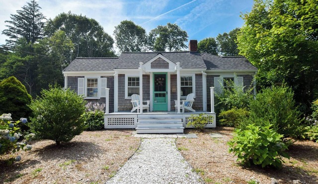 Stylish Updated Home, walk to Dennis Pond, Hot Tub! in Yarmouth