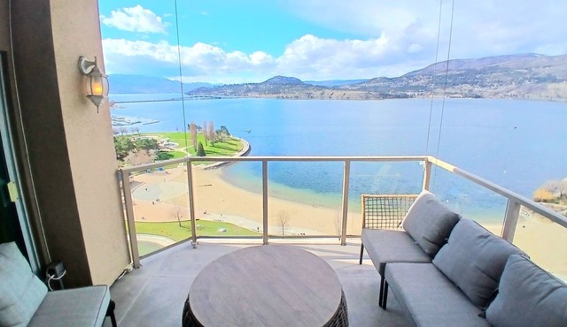 Sunset Waterfront Resort, Crown Jewel of Kelowna. Panoramic Lake Views, floor 18 in Kelowna