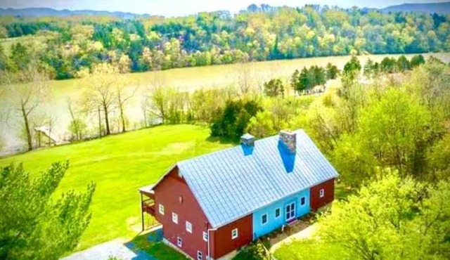 The Barn at Evermore: riverfront retreat w/hot tub in Luray
