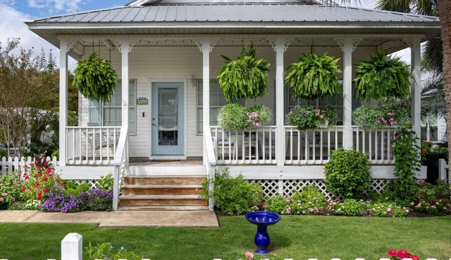 The Brinley House:Steps from Beach/Pool/Bikes etc. in Destin
