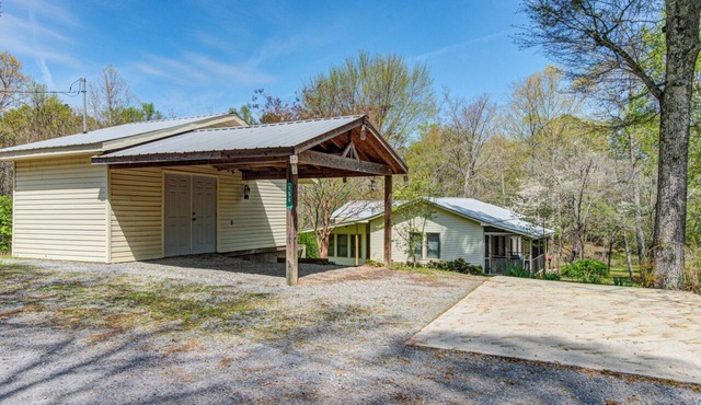 The Dogwood Cottage on Lake Guntersville in Hollywood