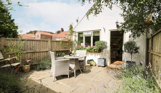 THE OLD FORGE, pet friendly, character holiday cottage in Stillington in York