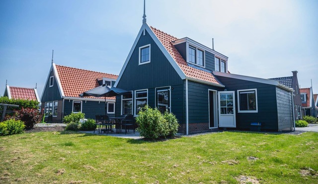 This home offers a charming and comfortable base for families or groups of friends who want to enjoy a holiday in the green polder landscape of North Holland. The quiet location and the view over the garden immediately create a relaxed holiday feelin in West-Graftdijk