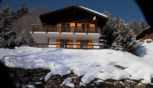 This stunning, bright and comfortable chalet can accommodate up to 8 people. Located on the Chemin d in Les Masses