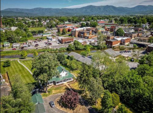 Top Floor Suites at The Legacy Inn Heritage Floor in Luray