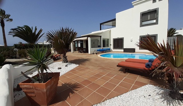 Tranquil setting, sea view, heated pool & Hot Tub, sub-tropical garden. in Playa Blanca