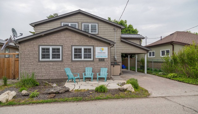 Two Storey on Bessie - only a minute walk to the Beach! in Port Stanley