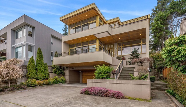 Unique Seattle Gem: 5BR + 3.5BA w/lake & mountain views, AC, close to transit in Seattle