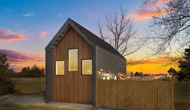 Unique Tiny Home! Lakefront ~ BBQ Grill ~ Couple's Retreat in Bourbon
