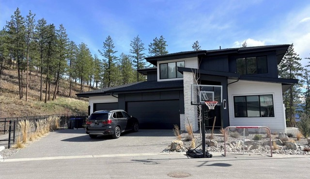Upscale 1BR Suite in New Build | King Bed | Nature Escape in Kelowna