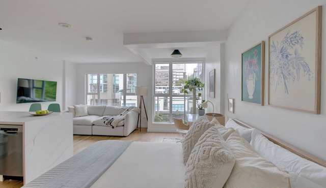 Verde on Beach 💚 | Nature- inspired Studio in Downtown in Vancouver