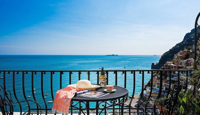 Villa Faustina E: A bright and cheerful apartment overlooking the sea and the main beach of Positano. in Positano