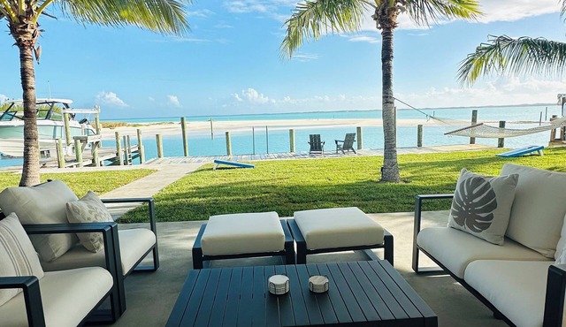 Waterfront 5BR Oasis - 50’ Private Dock - 6-Seater Golf Cart Option in Treasure Cay