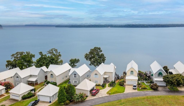 Waterfront Bliss: Wheeler Lake Retreat w/Dock! in Rogersville