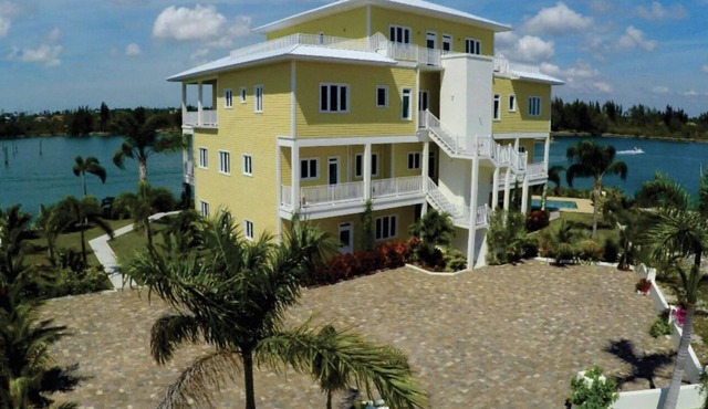 Waterfront Bliss Your Perfect Paradise Awaits! in Freeport