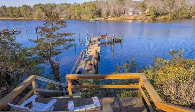 Waterfront Getaway + Game Room, Kayaks, Firepit in Lancaster