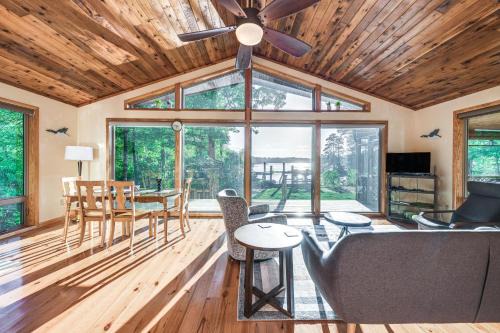 Waterfront Lancaster Cabin ~ 10 Mi to Kilmarnock! in Kilmarnock