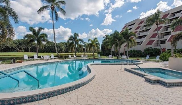 Whole Home Villa in Hyde Park at Pelican Bay community with private pool/beach! in Naples
