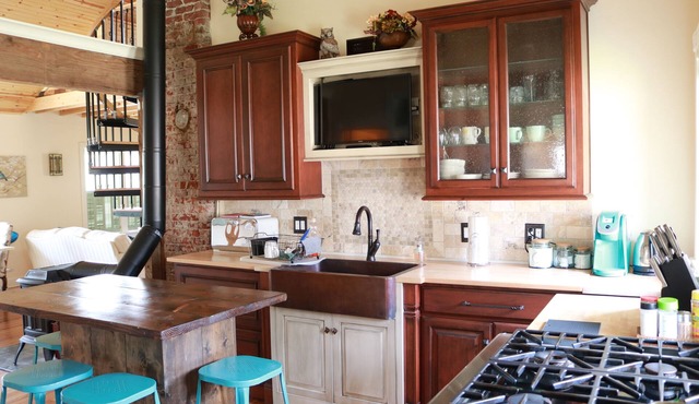 WORLD CUP matches just 5 min away! 75" TV, KING BED, Lg 1 acre Yard, Sleeps 8 in Kansas City
