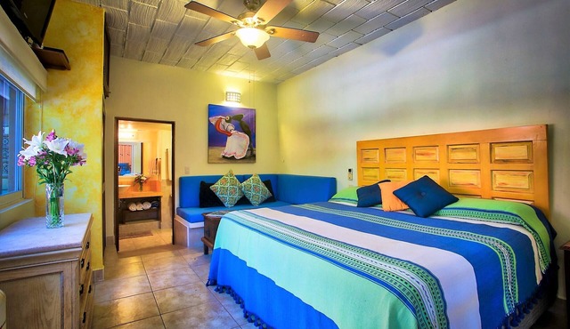 ZONA DORADA ~ TRES PALMAS 1/Bed1/BATH BlOCK to BEACH in Bucerias