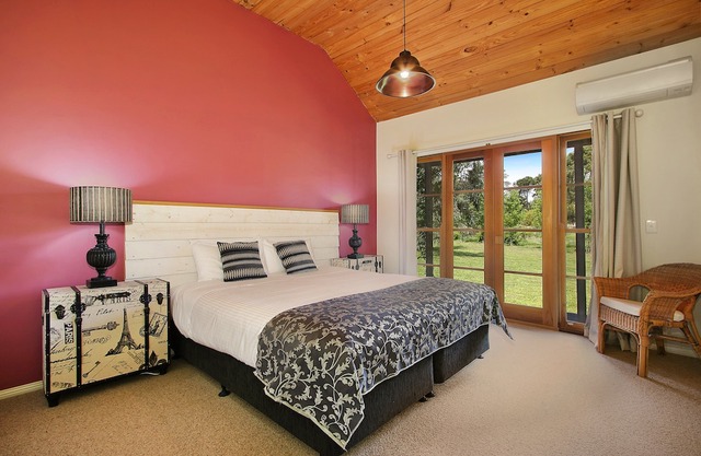 Beechworth Cedar Cottages - spacious, private 1 Bedroom cottage close to town in Beechworth
