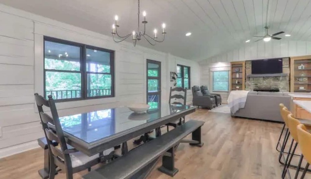 Lakeside Family Escape-Modern log home in secluded cove w/pvt. dock, Sleeps 12 in Lynchburg