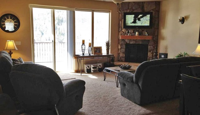 Luxury Condo in Brian Head, Beautiful Amenities, Easy Walk/Ski To Slopes in Brian Head