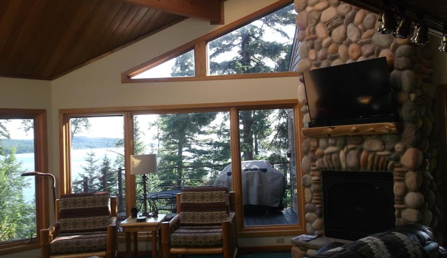 Great Fall/Winter Getaway on Lake Superior, Spacious Home with Great Lake Views in Two Harbors