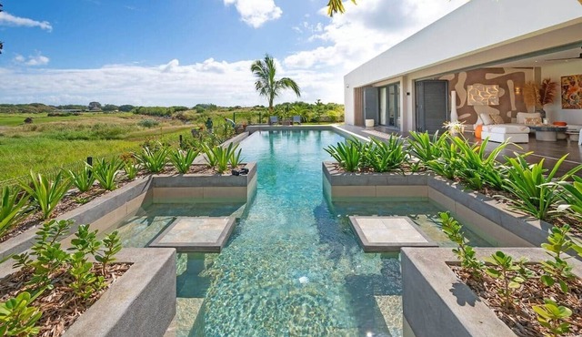 Luxury Oasis with Infinity Pool & Golf Course View