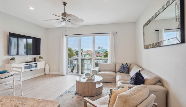 4 min Walk to Beach, Pool, Private Roof Deck, Ping Pong in Clearwater Beach