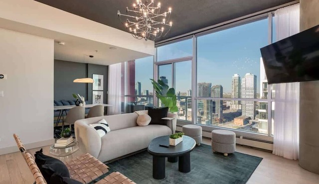 2-Storey PH Pano Views+2 Terraces|Parking|Soaker Tub in Calgary