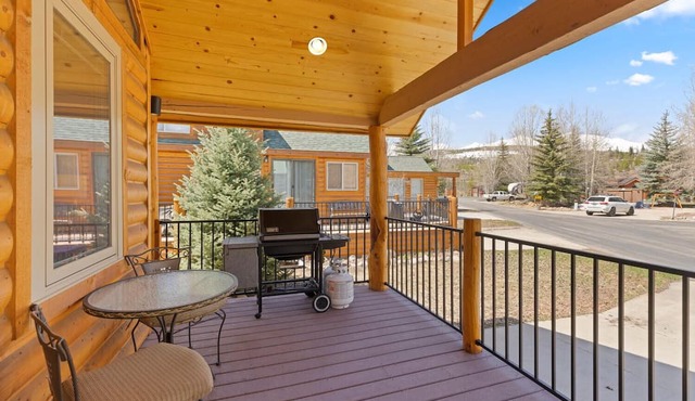 Rare single level 2 bed 2 bath Chalet on Shuttle Route minutes to Breckenridge in Breckenridge