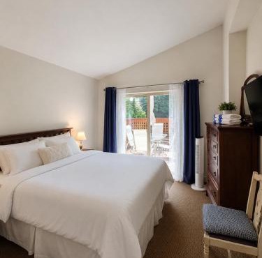 Oceanside Resort 3 BED 2 BATH with Indoor Pool and Hot Tub in Parksville