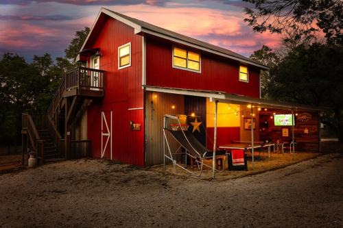 Red Barn Inn Feed Deer and play games & Firepit in Boerne